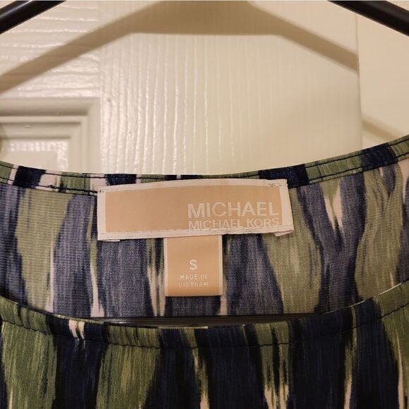 NWOT MICHAEL Michael Kors green/navy/white smeared short-sleeved blouse - Picture 3 of 6